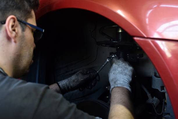 istock Mechanic replaces front axle parts 1524823757