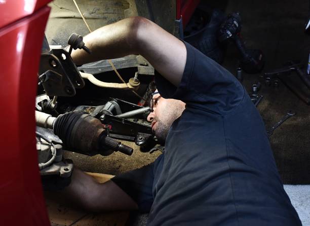 istock Mechanic replaces front axle parts 1524825412