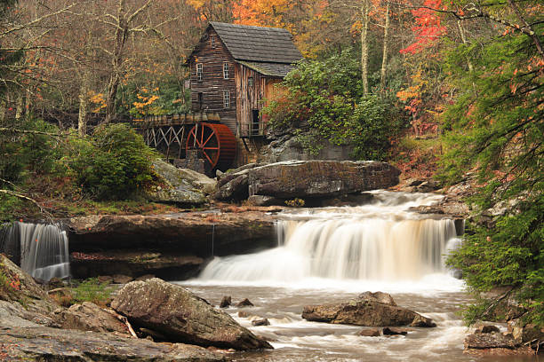 water mill au parc d'état de babcock - autumn watermill glade creek waterfall photos et images de collection