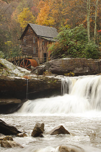 water mill au parc d'état de babcock - autumn watermill glade creek waterfall photos et images de collection