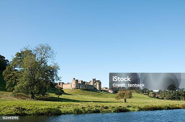 Foto de Castelo De Alnwick Da Água e mais fotos de stock de Castelo de Alnwick - Castelo de Alnwick, Castelo, Newcastle-upon-Tyne