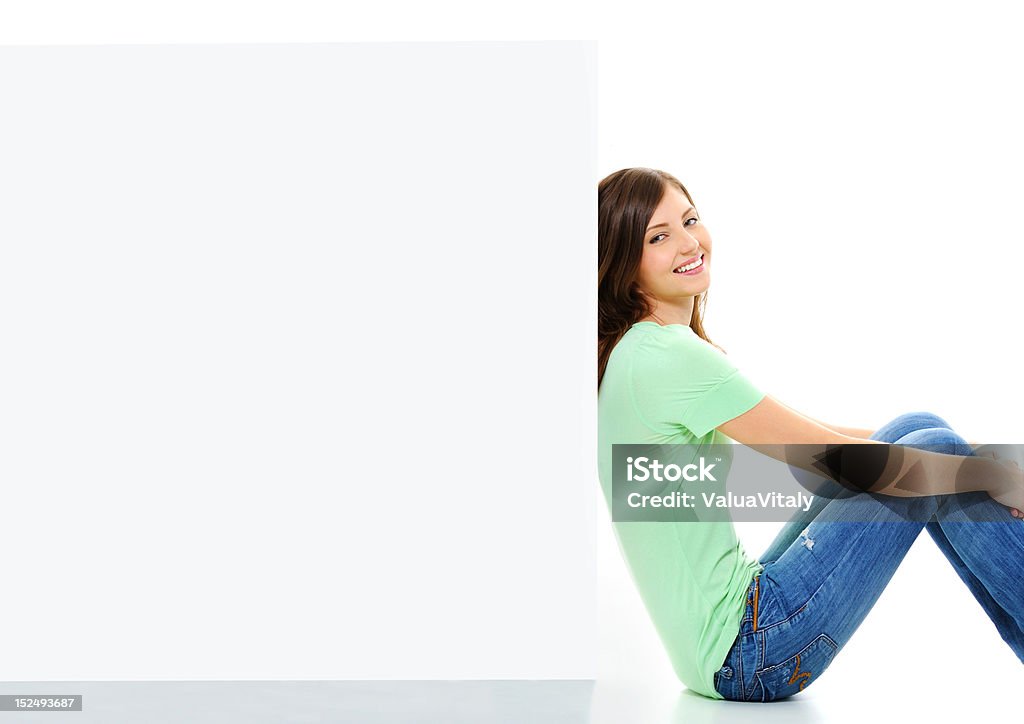 Feliz mujer sentada en el piso cerca de blanco en blanco banner - Foto de stock de Adulto libre de derechos