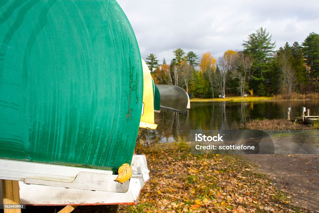 Canoa su un rack - Foto stock royalty-free di Acqua