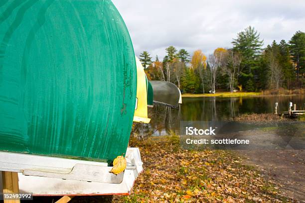 Canoa Su Un Rack - Fotografie stock e altre immagini di Acqua - Acqua, Albero, Ambientazione esterna