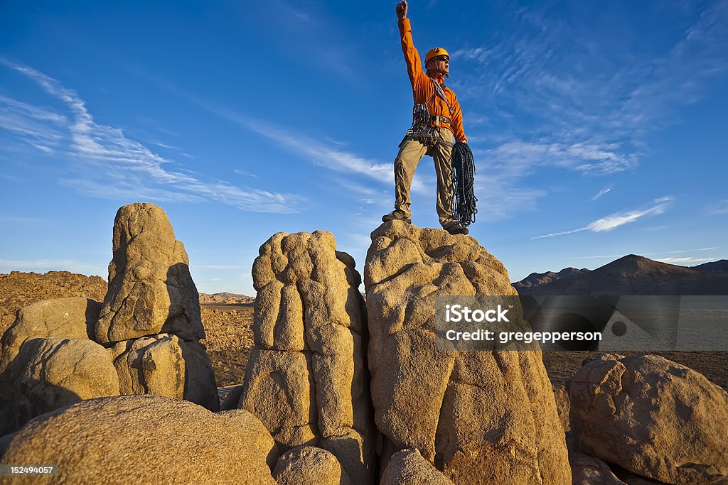 Alpinista su roccia il vertice. - Foto stock royalty-free di Alpinismo