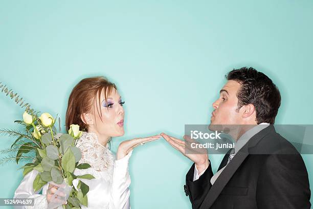 Blasen Küsse Auf Den Anderen Stockfoto und mehr Bilder von Attraktive Frau - Attraktive Frau, Aufregung, Blume