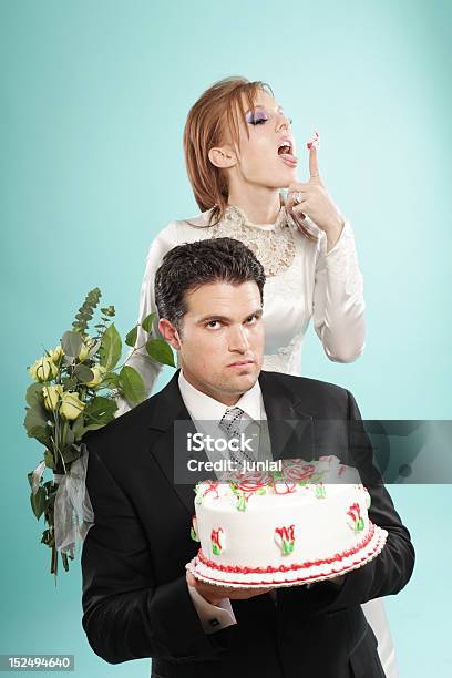 Photo libre de droit de Portrait De Mariage Insolite banque d'images et plus d'images libres de droit de Humour - Humour, Mariage, Gâteau de mariage