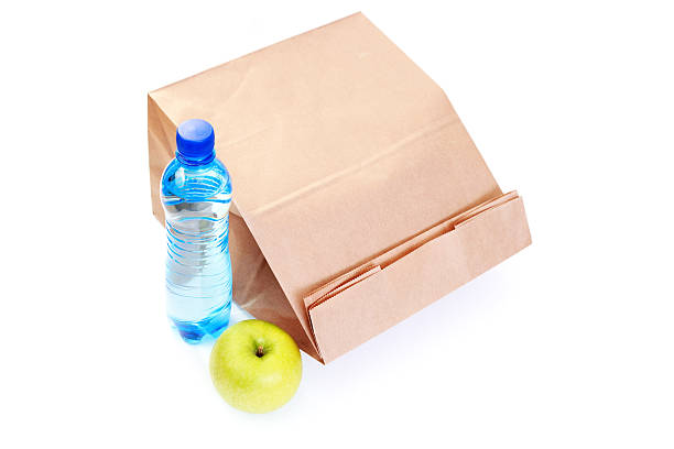 a la hora del almuerzo - packed lunch paper bag apple lunch fotografías e imágenes de stock