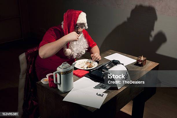 Photo libre de droit de Santa Claus Avoir Un Dîner Escapade banque d'images et plus d'images libres de droit de Assis - Assis, Manger, Père Noël