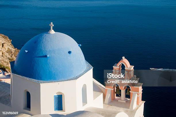 Photo libre de droit de Église De Santorin Avec Blue Dome banque d'images et plus d'images libres de droit de Archipel des Cyclades - Archipel des Cyclades, Bleu, Clocher - Tour