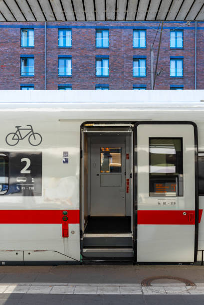 旅客列車の開いたドアの接写 - train door vehicle door open ストックフォトと画像