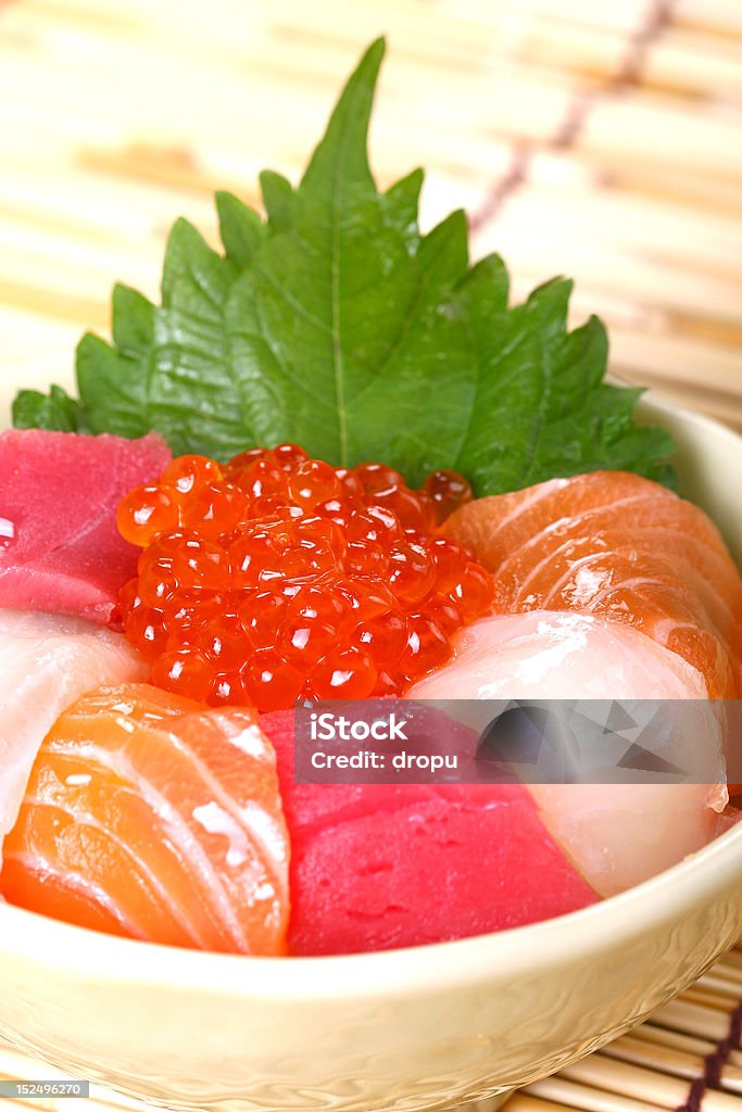 Preparada y delicioso sushi -qgob con hojas verdes - Foto de stock de Aislado libre de derechos