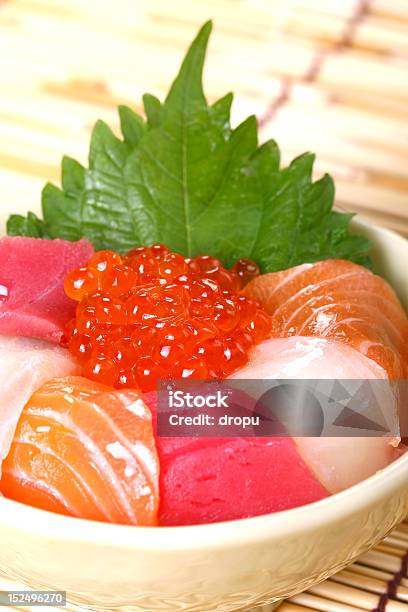 Preparada Y Delicioso Sushi Qgob Con Hojas Verdes Foto de stock y más banco de imágenes de Aislado - Aislado, Alga Marina, Alimento