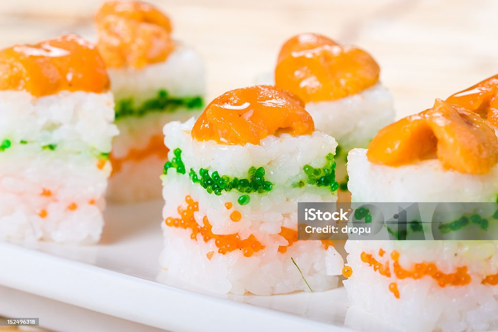 Подготовлен и вкусные urchin суши - Стоковые фото Азия роялти-фри
