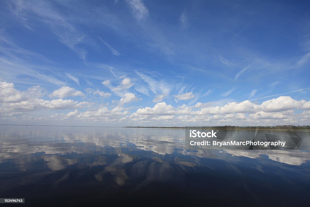 Calme et Cumulus nuages sur le lac Istapoka - Photo de Bleu libre de droits