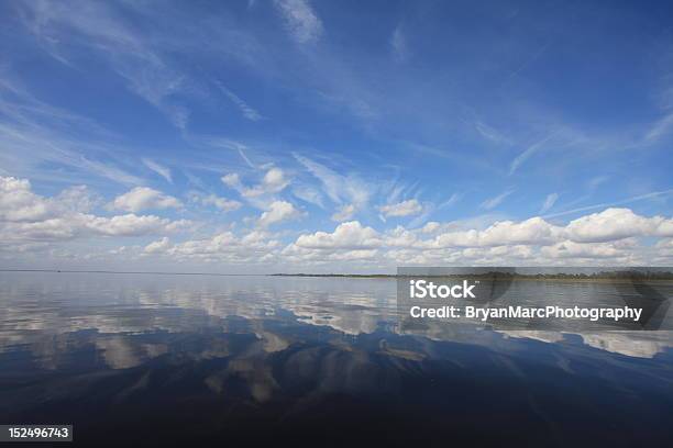 Photo libre de droit de Calme Et Cumulus Nuages Sur Le Lac Istapoka banque d'images et plus d'images libres de droit de Bleu - Bleu, Ciel, Ciel menaçant