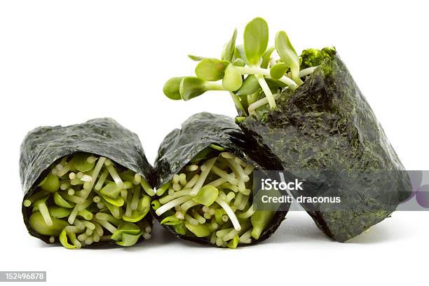 Girassol Sprouts Enrolado Em Sushi Nori - Fotografias de stock e mais imagens de Alga marinha - Alga marinha, Alimentação Saudável, Comida