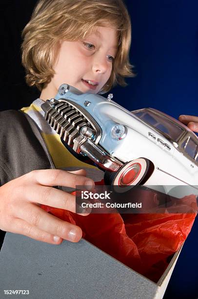 Niño De Manos De Regalos Foto de stock y más banco de imágenes de Antigualla - Antigualla, Recibir, Regalo