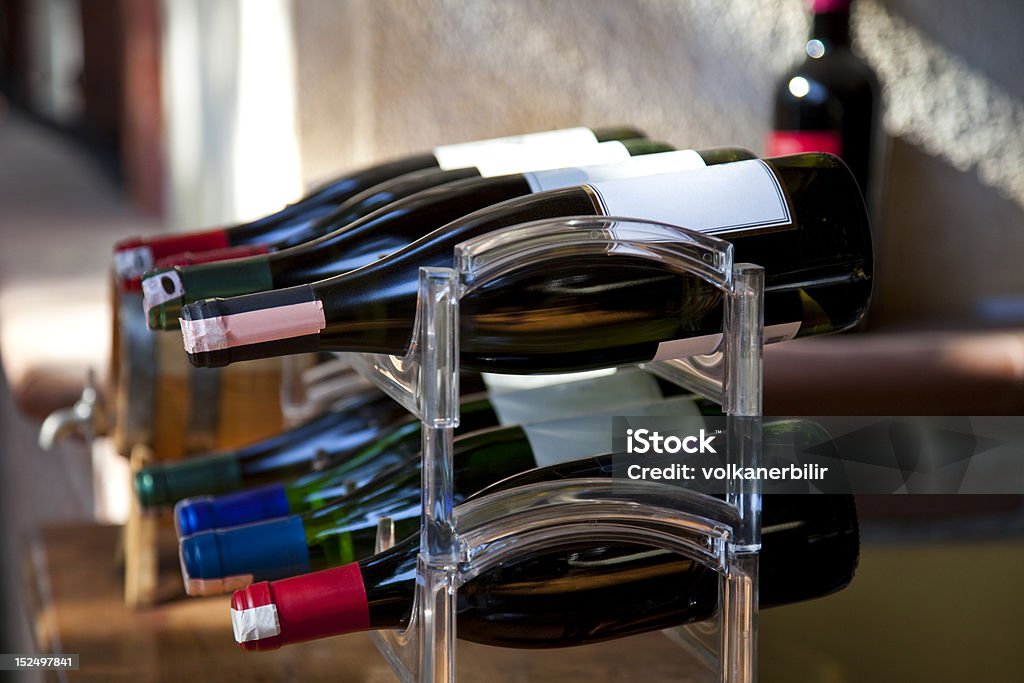 Garrafa de vinho - Foto de stock de Porta-vinhos royalty-free