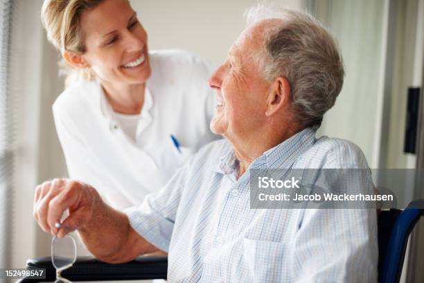 Foto de Homem Idoso Falando Com Uma Enfermeira e mais fotos de stock de Terceira idade - Terceira idade, Hospital, Assistência Comunitária
