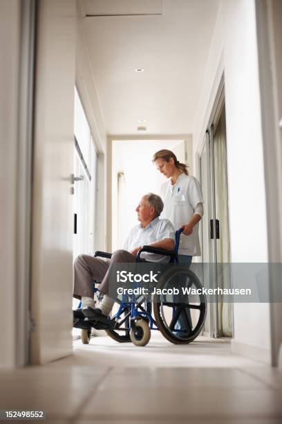 Foto de Enfermeira Com O Paciente Em Cadeira De Rodas e mais fotos de stock de 30 Anos - 30 Anos, 35-39 Anos, 60 Anos