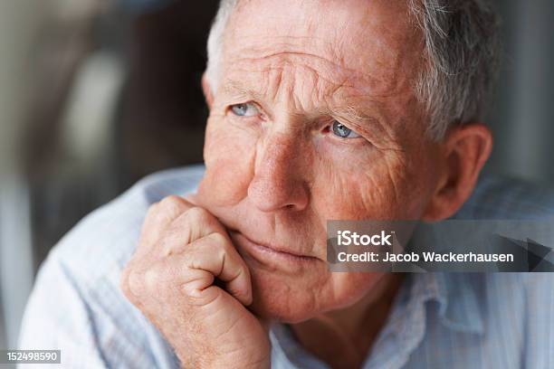 Zbliżenie Starszy Mężczyzna Rozważał - zdjęcia stockowe i więcej obrazów Senior - Senior, Starsi mężczyźni, Osamotnienie