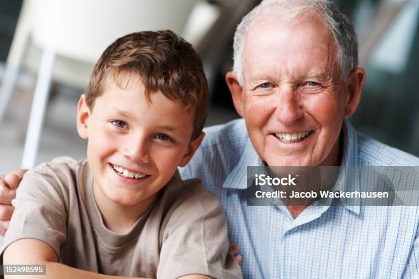 Closeup Di Un Uomo Anziano Felice Con Nipote Maschio - Fotografie stock e altre immagini di 65-69 anni