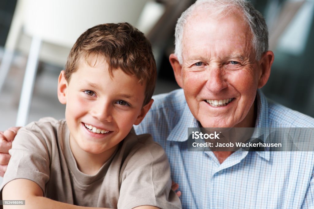 Крупный план счастливый Старший мужчина и Внук - Стоковые фото 65-69 лет роялти-фри