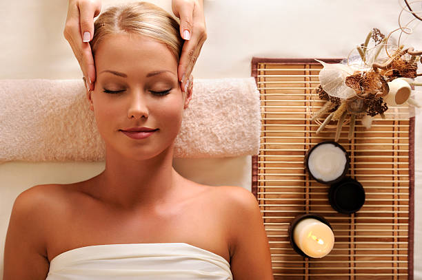 atractiva femenino recibir masaje de cabeza de recreación - pampering massaging indoors adult fotografías e imágenes de stock