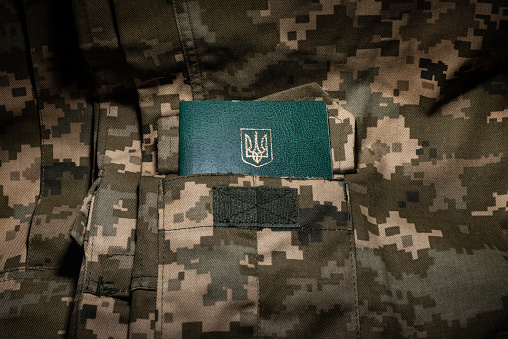 Identificación militar ucraniana en el fondo de uniformes de camuflaje de píxeles photo