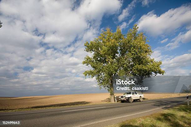 Foto de Carro Em Movimento Rápido e mais fotos de stock de Autoestrada - Autoestrada, Azul, Beleza natural - Natureza