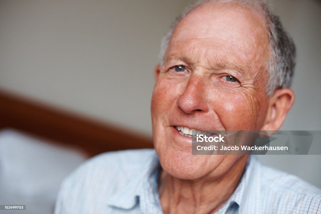 Крупный план счастливый Старший человек - Стоковые фото 60-69 лет роялти-фри