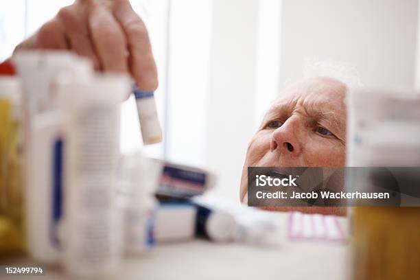 Homem Escolher O Frasco Do Medicamento De Um Prazo - Fotografias de stock e mais imagens de Confusão - Confusão, Paciente, Escolha