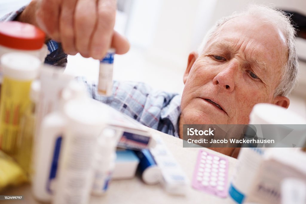 Anciano recolección medicamento botella de una estantería - Foto de stock de Receta médica - Medicamento libre de derechos