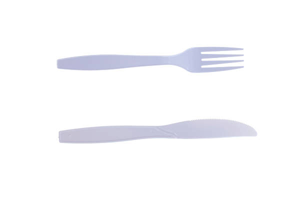 plástico tenedor y cuchillo aislado en blanco - plastic knife fotografías e imágenes de stock