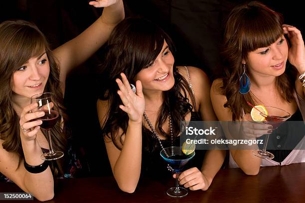 Tres Niñas Con Coctail Foto de stock y más banco de imágenes de Adulto - Adulto, Adulto joven, Alegre