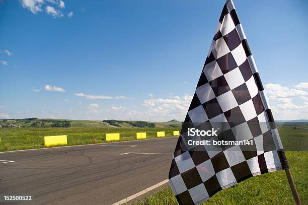 Bandera De Cuadros Foto de stock y más banco de imágenes de A cuadros - A cuadros, Bandera, Circuito de carreras de coches