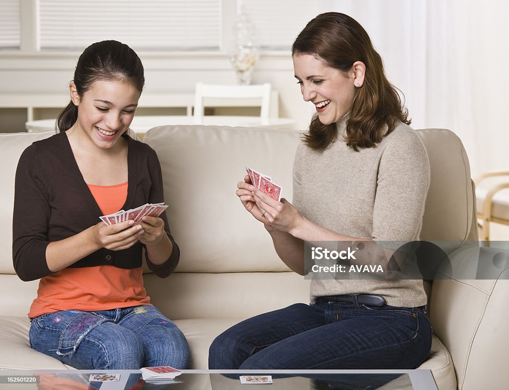 Madre e hija jugando cartas - Foto de stock de Carta - Naipe libre de derechos