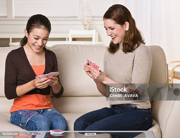 Madre E Hija Jugando Cartas Foto de stock y más banco de imágenes de Carta - Naipe - Carta - Naipe, Adolescente, Dos personas