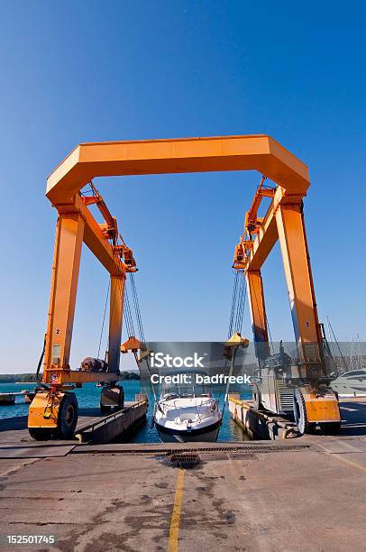 Dispositivo De Elevación En Shipyard Foto de stock y más banco de imágenes de Agarrar - Agarrar, Agua, Arreglar