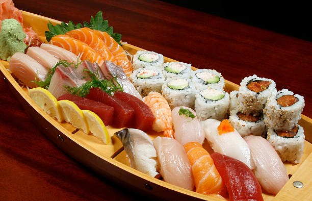 łódka sushi - sushi california roll salmon sashimi zdjęcia i obrazy z banku zdjęć