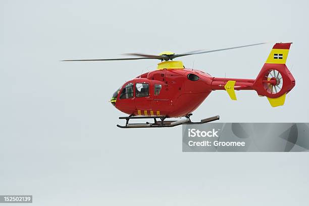 Aeroambulanza In Volo - Fotografie stock e altre immagini di Elicottero-ambulanza - Elicottero-ambulanza, Regno Unito, Ambientazione esterna