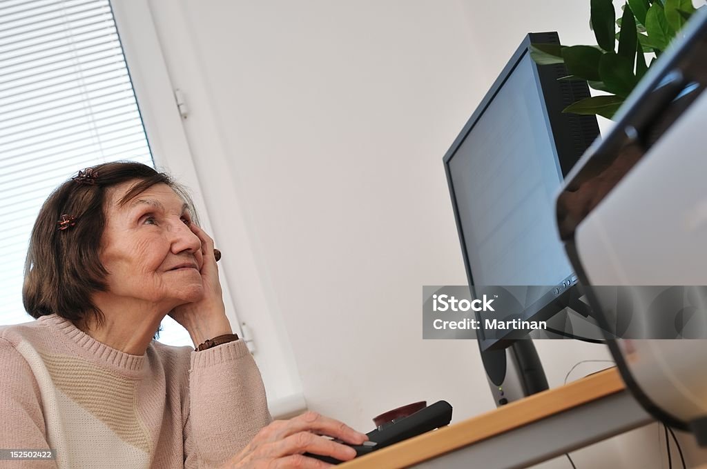 Senior mujer preocupada-Interior - Foto de stock de 80-89 años libre de derechos