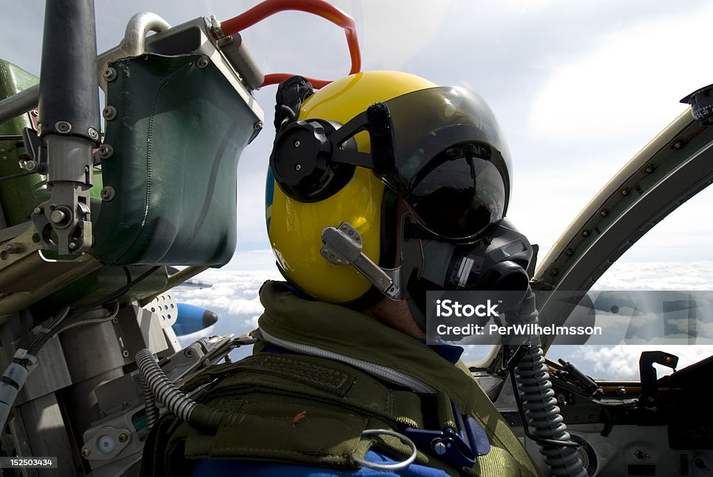 Pilota nel suo velivolo - Foto stock royalty-free di Aeronautica