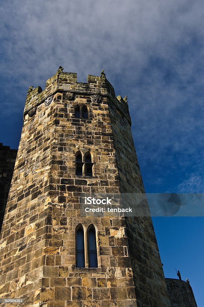Torre del castillo de Alnwick contra el cielo azul - Foto de stock de Aire libre libre de derechos