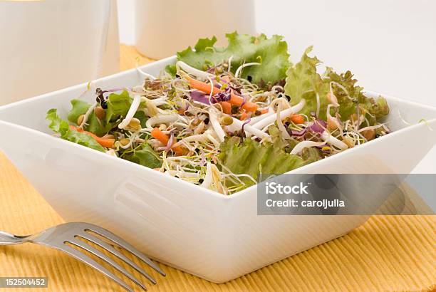 Foto de Salada De Couvedevariados e mais fotos de stock de Alimentação Saudável - Alimentação Saudável, Botão - Estágio de flora, Broto de Alfafa - Legume