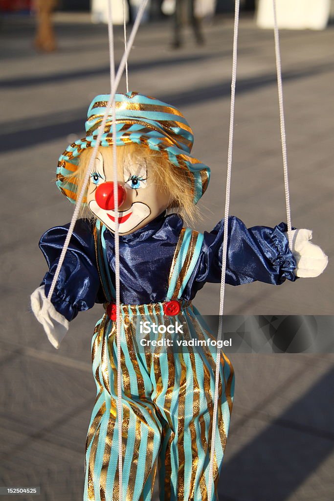 Giocattolo clown con naso rosso. Pupazzo a una stringa - Foto stock royalty-free di Allegro