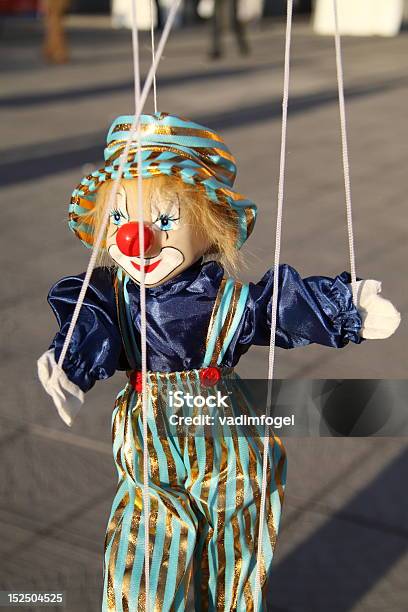 Giocattolo Clown Con Naso Rosso Pupazzo A Una Stringa - Fotografie stock e altre immagini di Allegro