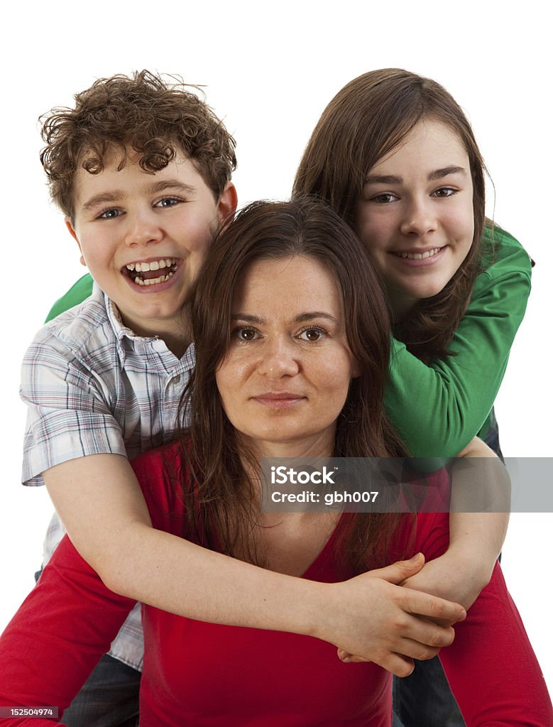 Мать с детьми, изолированные на белом фоне - Стоковые фото 12-13 лет роялти-фри