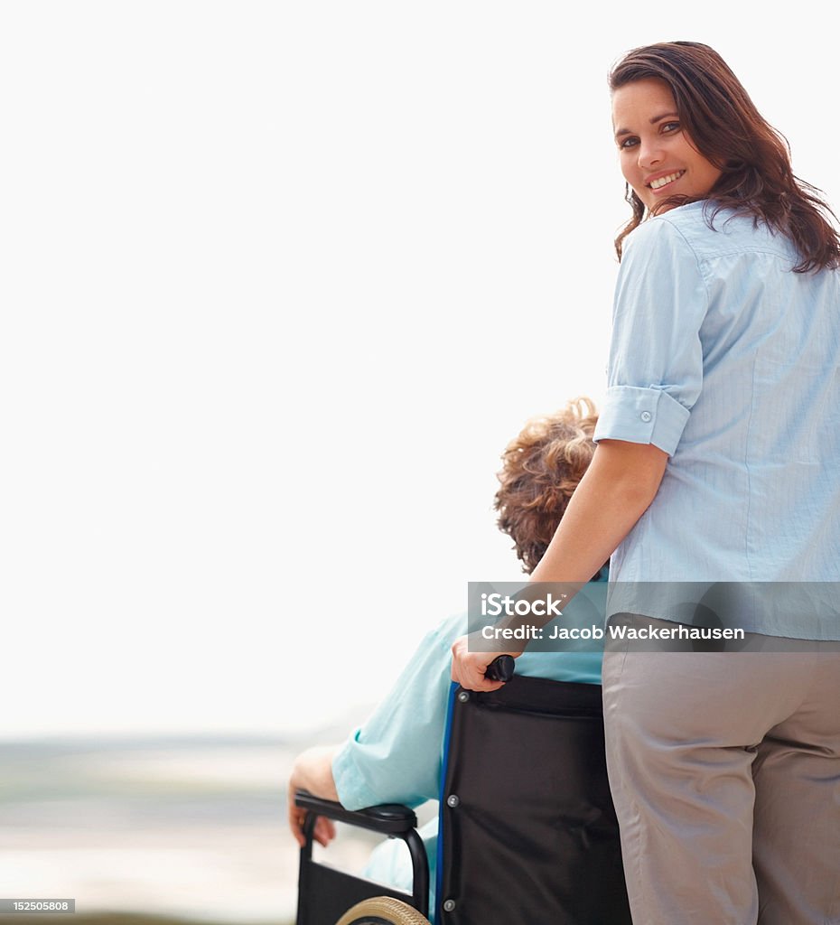 Ärztin mit ihren Patienten am Rollstuhl - Lizenzfrei 20-24 Jahre Stock-Foto